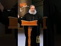 القمص أنطونيوس الشنودي لو عندك موضوع مالوش حل هات جوارجيوس يرشم الصليب