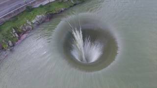 Невероятная Дыра Славы &quot;Glory Hole&quot; в плотине Монтичелло на озере Берриесса.Калифорния