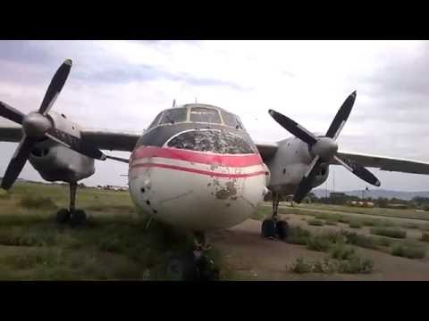 ძველი თვითმფრინავი აეროპორტზე