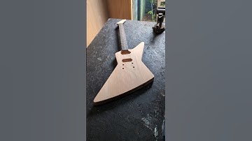 Ik heb hulp nodig met het bouwen van deze Explorer-gitaar! 😅