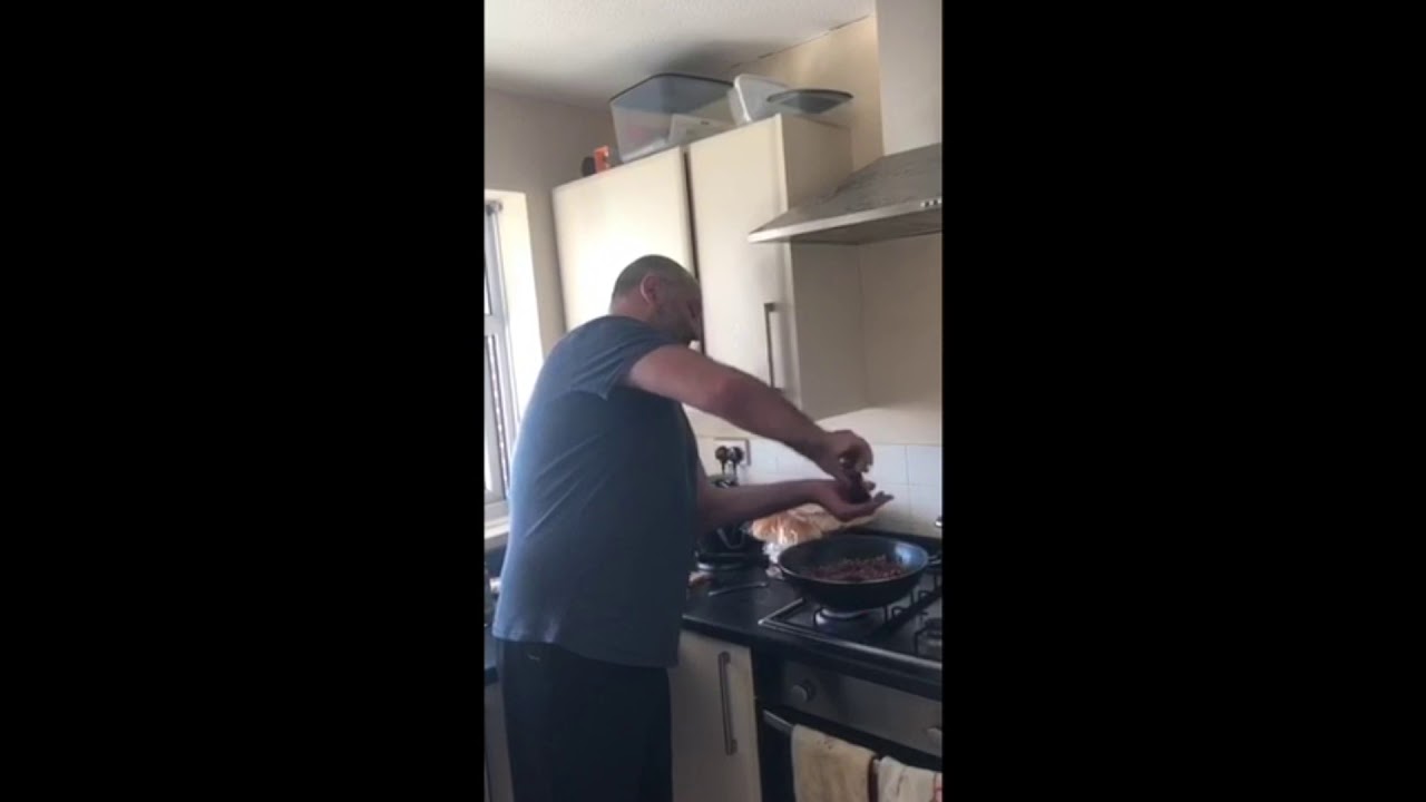 Mr Pullinger's Spaghetti Bolognese - YouTube