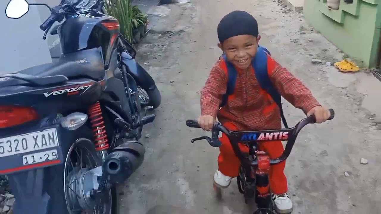 Berangkat sekolah naik sepeda 