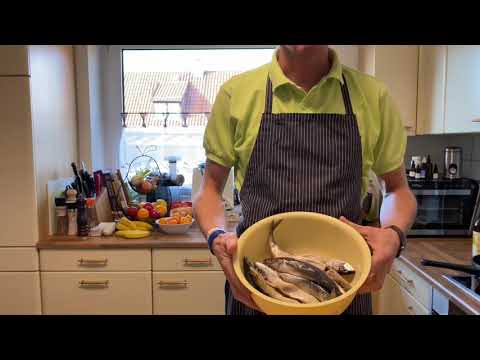 Wideo: Jak Gotować Makrelę Z Cytryną I Czosnkiem W Piekarniku