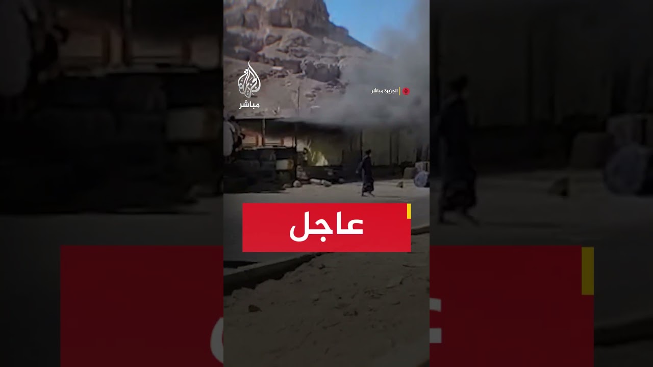 أعمدة الدخان تتصاعد من نقطة عسكرية تابعة لقوات المجلس الانتقالي الجنوبي في منطقة تاربة بمدينة سيئون
