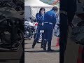 水分補給する女性白バイ隊員👮‍♀️、談笑する白バイ隊員👮‍♀️👮‍♂️、デモ走行前、【JAFモータースポーツジャパン 2026 in 横浜 】山下ふ頭特設会場🚨