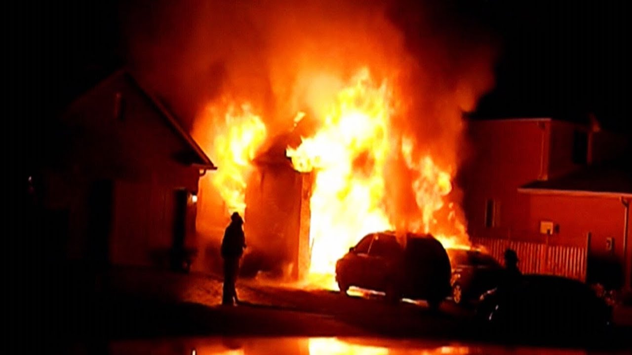 Firefighters battle out-of-control garage fire in Barrie