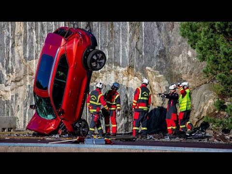 Volvo largue ses voitures de 30 mètres pour simuler les dommages lors des pires accidents