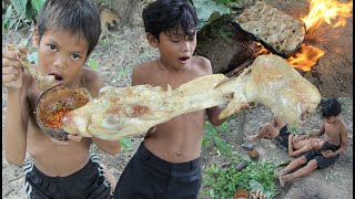 Primitive Technology - Eating delicious - Cooking chicken ribs .on a rock by Primitive Technology KH. 3,602 views 7 months ago 10 minutes, 21 seconds