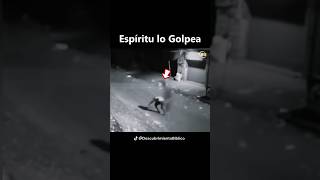 Hombre es derribado por un espíritu en plena calle y la cámara lo capta todo