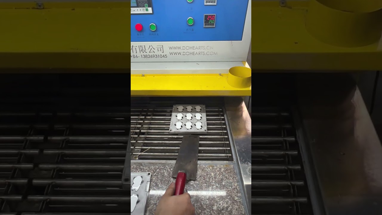auto pvc rubber 3D keychain toy making machine,automatic pvc dispensing machine for keychain making