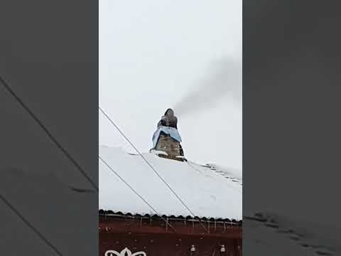 Чистка печной трубы и дымохода в деревне. #деревня #дача #огород #дымоход #дым #труба #дымит #чистка
