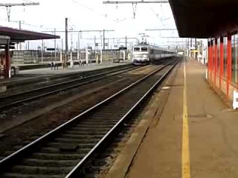 Un train de paris arrive a la gare des aubrais orléans