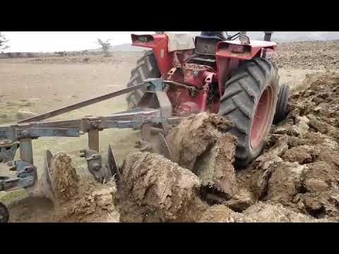 فيديو: لماذا يتم قلب التربة أثناء الحراثة؟