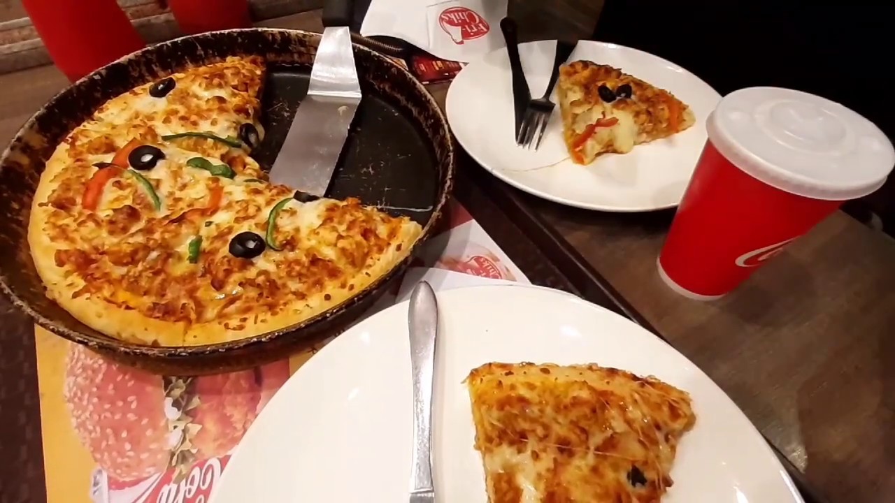 Chicken pizza||tikka pizza||Fri chick||Hina Vlogs..