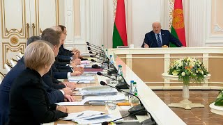 Лукашенко критикует правительство: Глядя в кривое зеркало, мы страну не удержим!