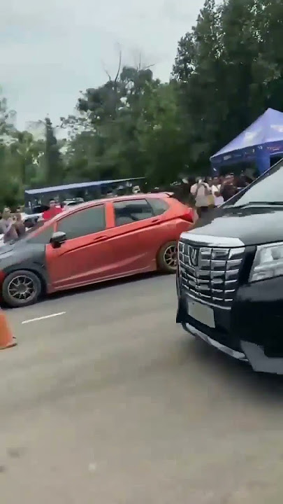 Toyota Alphard vs Honda Jazz !!