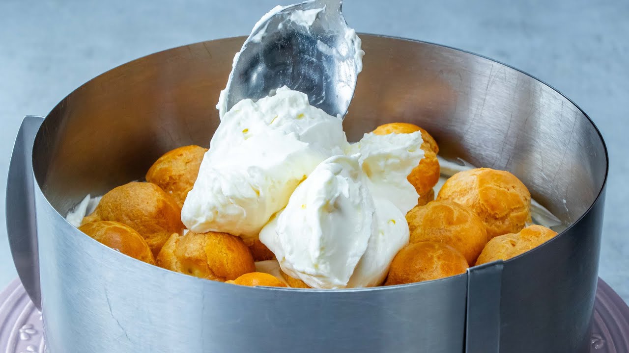 Una tarta festiva con una base de nueces y profiteroles (con casi nada de harina)