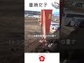 1日に大量の土を積む女性オペレーター