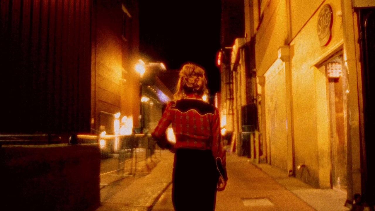 Ashley Monroe - Haunted (Official Video) auf YouTube ansehen Ashley Monroe - Haunted (Official Video) auf YouTube ansehen