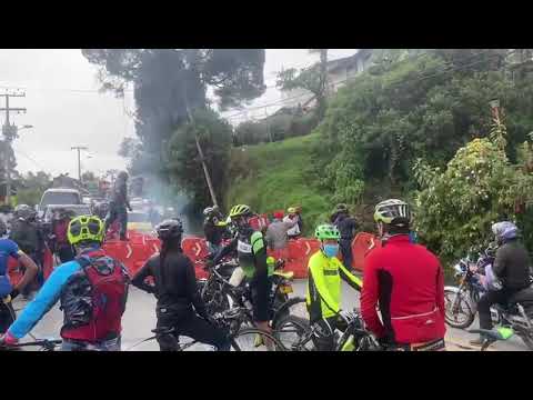 Bloqueo de manifestantes en La Calera, Cundinamarca, durante el paro nacional