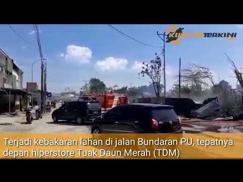 Terjadi kebakaran lahan di jalan Bundaran PU, tepatnya depan hiperstore Tuak Daun Merah (TDM)