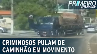 Criminoso pula de caminhão em movimento ao avistar viatura da PM | Primeiro Impacto (30/01/23)