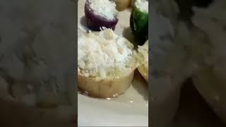 البطاطس والبصل معمرين بالخضر في الفرن