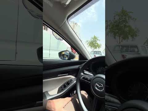 تجربة لعزل المازدا 3 2025 بين شاحنتين