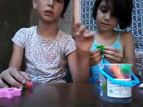 ნინო  და ეკუშა  თამაშობენ