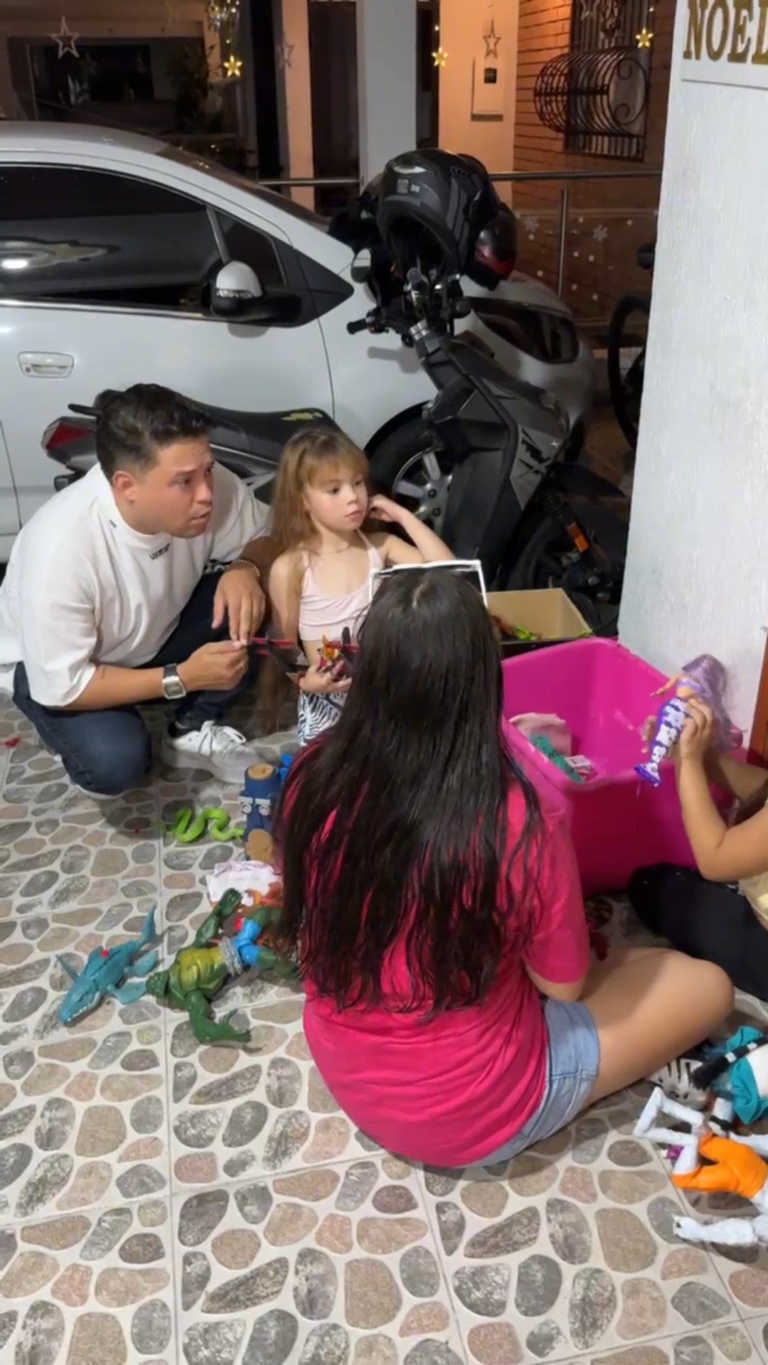 LAS NIÑAS NO ME PRESTAN EL JUGUETE ??#humor #cosasdefamilia #comedia #cosasdecasa #navidad #risa