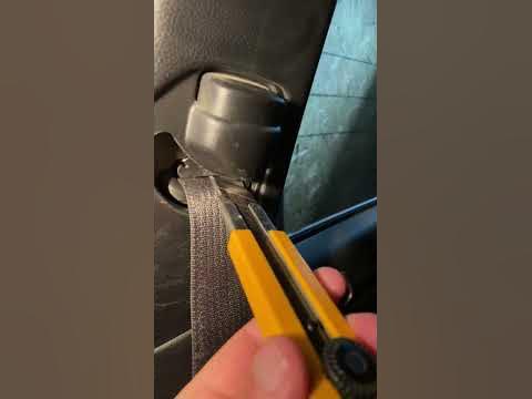 2015 grand Cherokee seat belt not retracting - YouTube