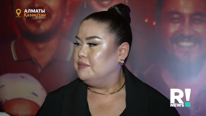 Сексуалды балапан басынан ұсталып, есекке сипалады.