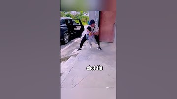 tên bắt cóc đã bế em bé ra xe