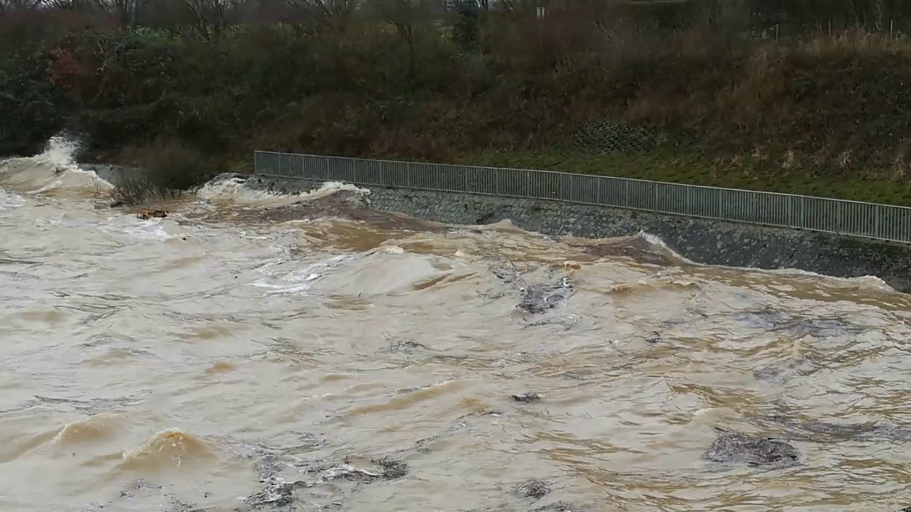 Hockwasser in Kleinostheim an der Schleuse