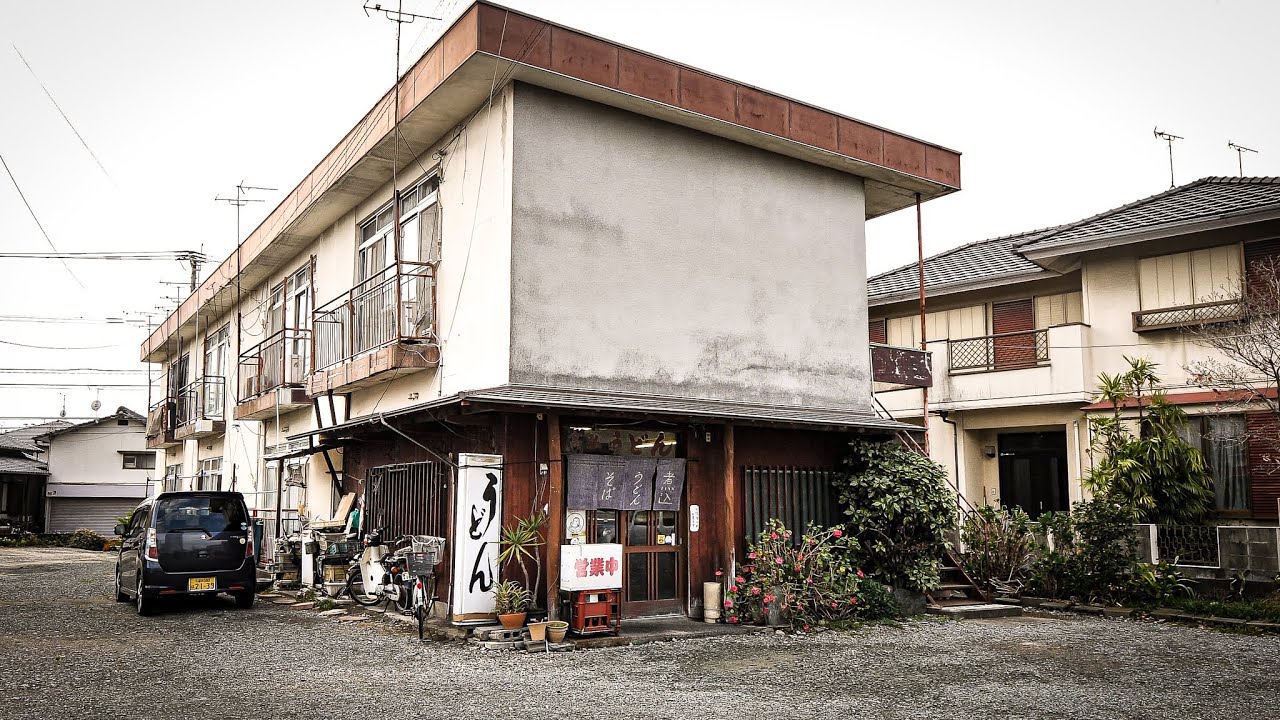 【アパートうどん】久留米にある昔ながらのうどん屋で静かに食べる肉そばといなり。