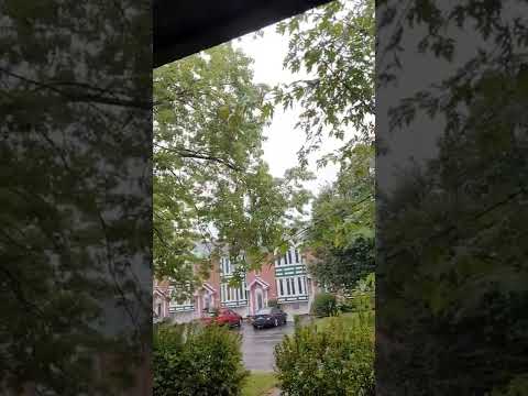 نهير ممطر مطر الخريف الشتاء على الأبواب في كندا