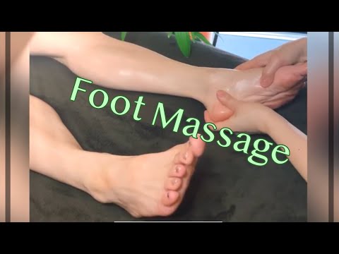 踵や足首周りを温めながらほぐします--Warming and relaxing the heel and ankle area