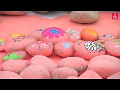 barcelona catalonia plaza hotel Unes flors gegants subverteixen la història del Castell de Montjuïc