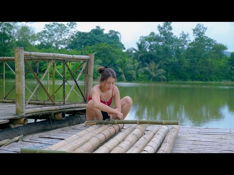 Living alone in the countryside, the girl builds a raft on the fish ...