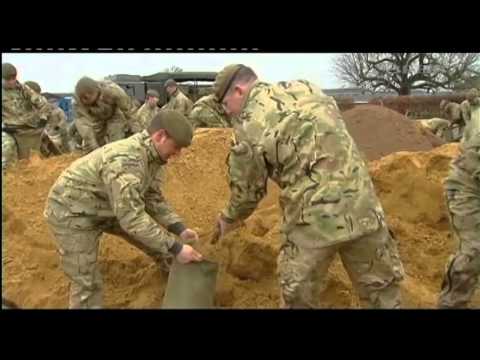 Airmen & Soldiers Dig Deep to Combat UK Floods 14.02.14 - YouTube