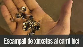 Escampall de xinxetes al carril bici per fer petar rodes als ciclistes