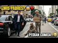 REGRESÓ MILLONARIO… y ENCONTRÓ a SUS PADRES PIDIENDO COMIDA en la CALLE