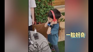陈若仪带俩娃参加生日会，双胞胎儿子现场打碟，有模有样气氛嗨爆