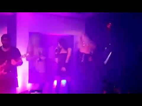 Η Άσπα Τσίνα τραγουδάσει στο Sodate