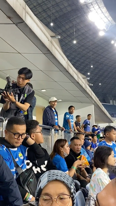 Moment Coach Djajang Nurjaman Ikut Hadir Mendukung Persib Bandung Bertanding Melawan Bali United.