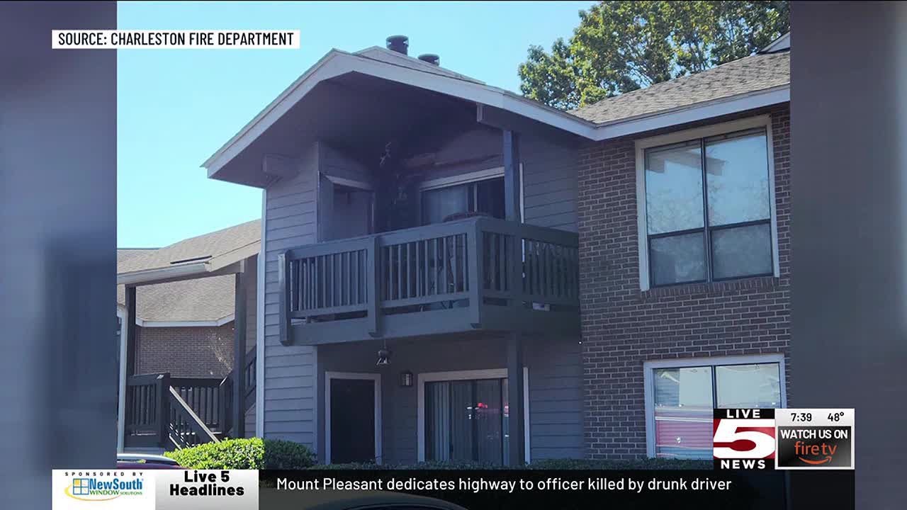 VIDEO: Two people displaced after Charleston apartment fire - YouTube