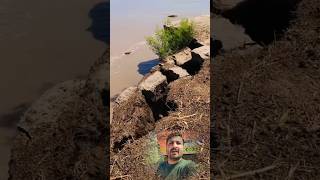 Selabi rila jadhar bhi jata hay har chies sath bahah ke le jata hay zamin sari pani min bahah gayi