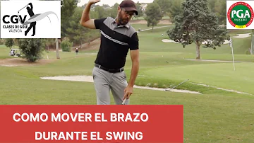 ¿Qué mano es dominante en un swing de golf?