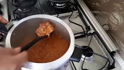 O que colocar no feijão pra ele ficar vermelhinho?