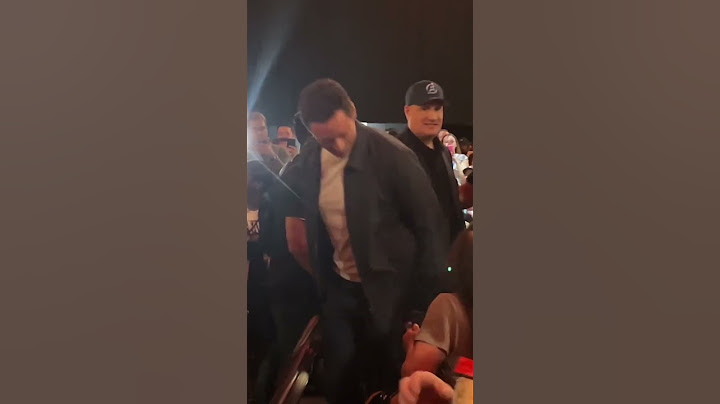 Ryan Reynolds & Hugh Jackman are Seated.